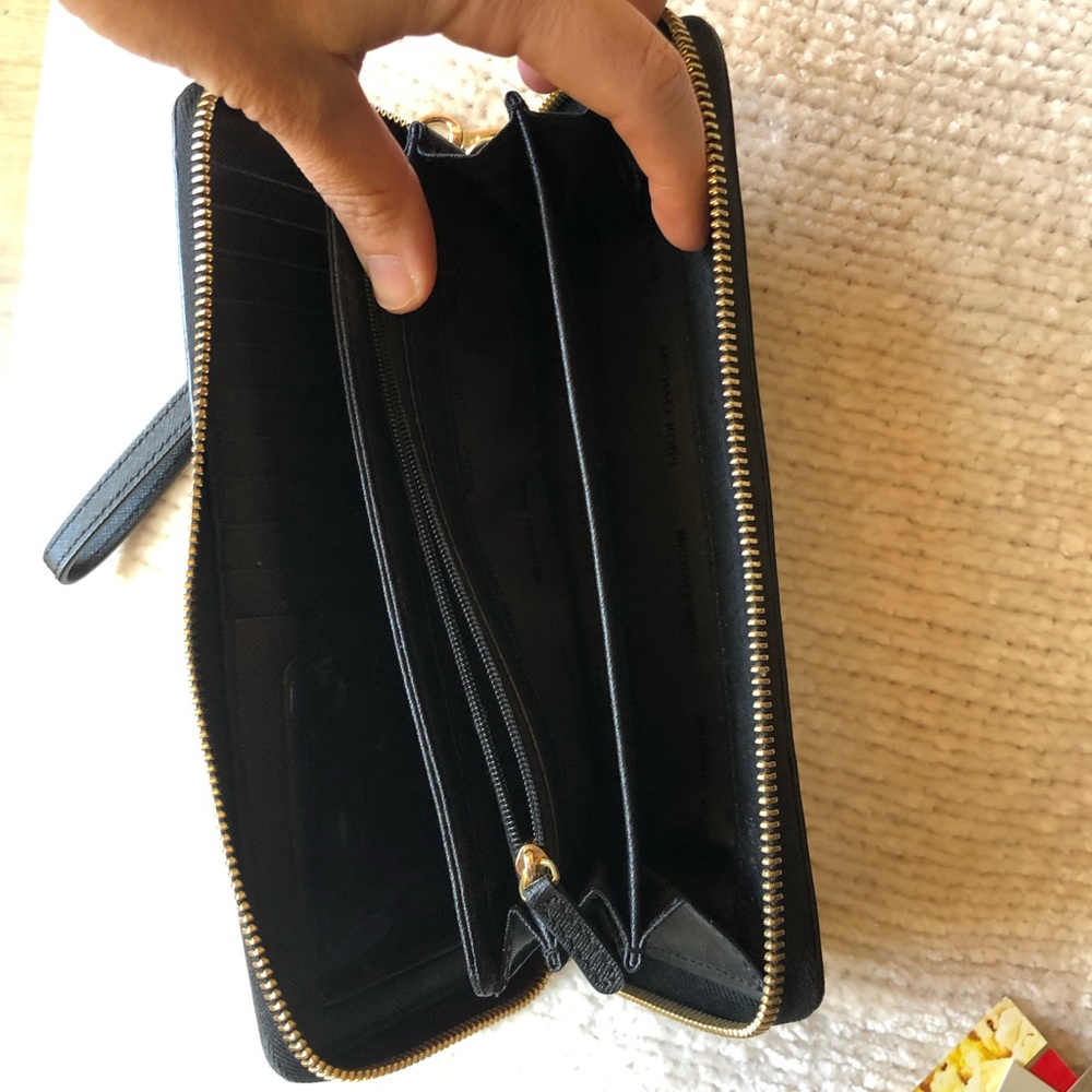 Michael Kors Jet Set Travel Wallet - Picture 4 of 5